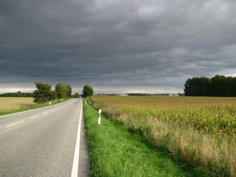 Blick entlang der Bundesstrae B 105 in Richtung Osten mit aufziehenden Regenwolken ber Grevesmhlen, 13.09.2008