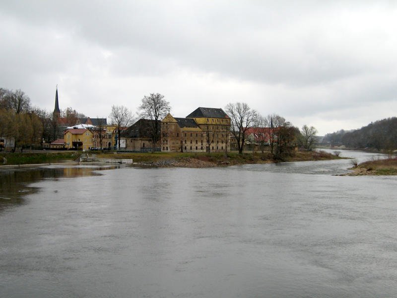 Blick von der Grimmaer Hngebrcke ber die Mulde auf die Mhle, Ostersonntag 23.03.08