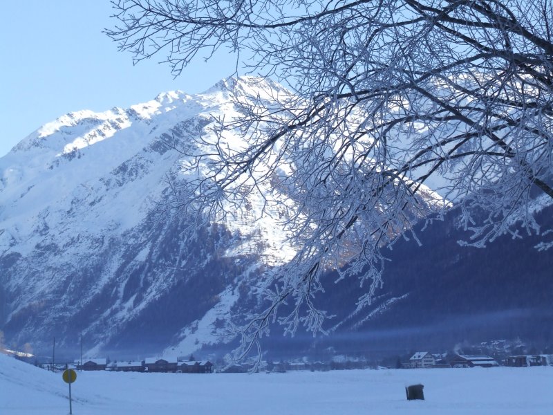 Blick ins obere Rhonetal (Obergoms). Aufgenommen am -26 Grad kalten Morgen des 26.12.2006 zwischen Ulrichen und Geschinen