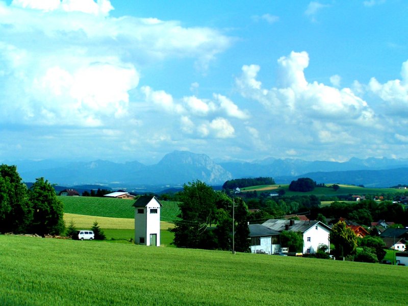  Blick ins Salzkammergut  (vorne ist der Traunstein ersichtlich) aus dem fahrenden Regionalzug zwischen Attnang u. Ried; 080630