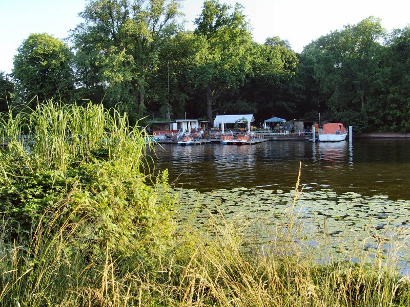 Blick von der Insel ans Spreeufer
JULI 2008