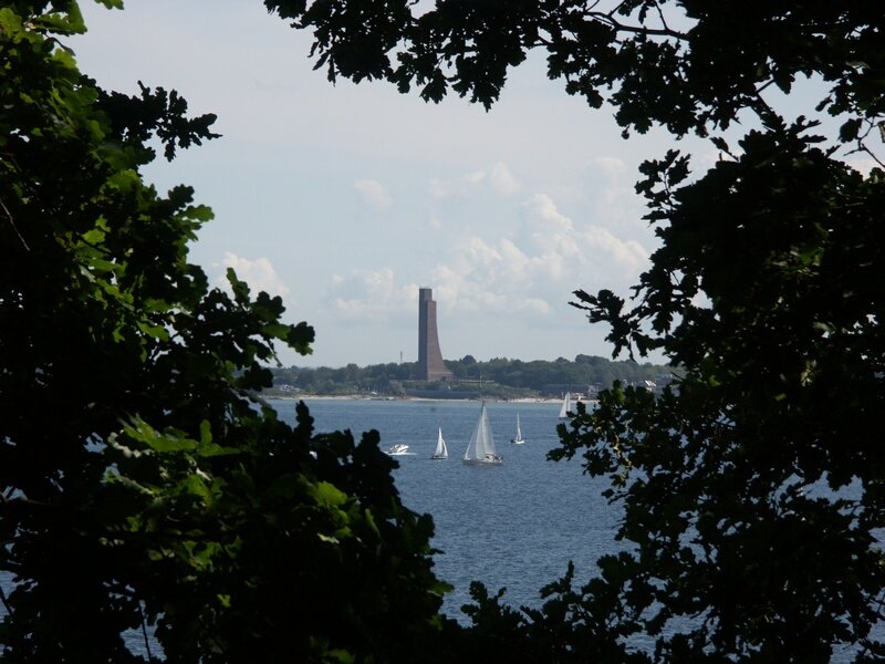 Blick von Kiel - Schilksee auf das Marine Ehrenmal in Laboe