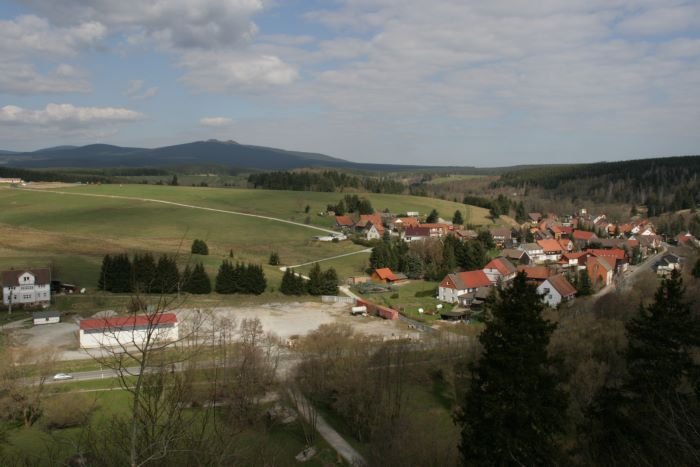Blick von der Knigsburg ber Knigshtte zum Brockenmassiv.