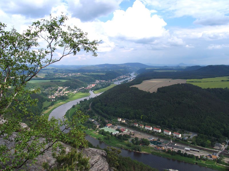 Blick vom Lilienstein (415 m) elbaufwärts am rechten Elbufer auf die Orte Prossen, Wendisch Fähre, Rathmannsdorf und Bad Schandau; im Hintergrund der Große Winterberg (556 m); Sächsische Schweiz, 24.05.2008 
