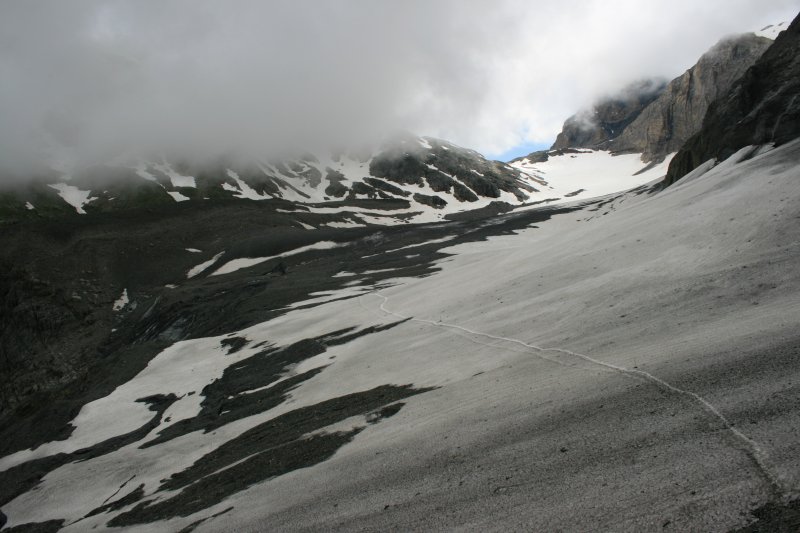 Blick von der linken Seitenmorne ber den Ltschegletscher in Richtung Ltschenpass. Whrend hier auf der Berner Seite noch die Wolken hngen, drckt vom Wallis her bereits die Sonne. 6.7.2009. 