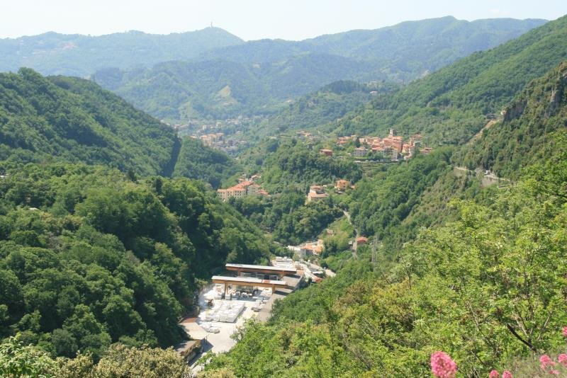 Blick von den Marmorbrchen ins Tal nach Carrara mit einem marmorverarbeiten Werk.