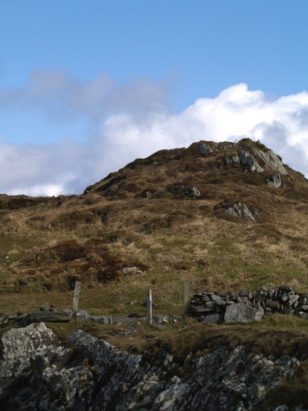 Blick vom Meer weg zu den Bergen