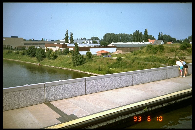 Blick vom Mittellandkanal auf die Weser, Wasserstrassenkreuz Minden im Sommer 1993