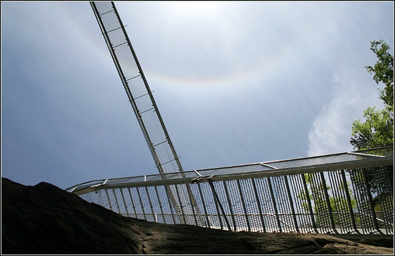 Blick nach oben durch die Treppe und zur Hngebrcke. Das Bild kann man drehen wie man will, es gibt kein unten und oben. 19.05.2008 (Matthias)