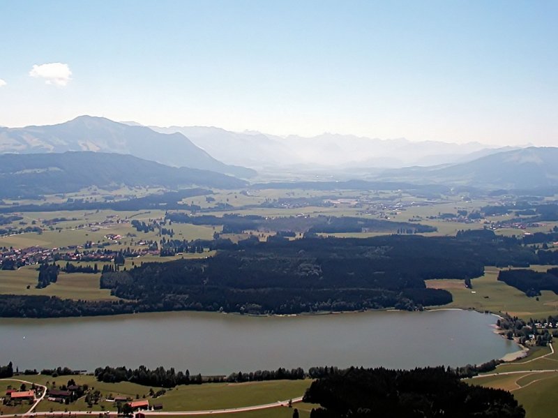 Blick von Norden Richtung Sonthofen ber den Grntensee - Luftaufnahme vom Juli 2003
