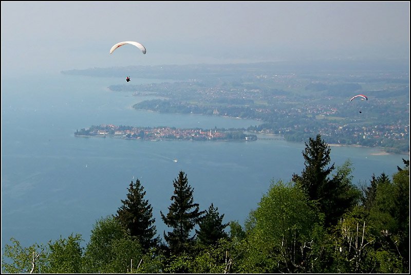 Blick vom Pfänder über das deutsche Bodenseeufer mit der Insel Lindau. 

28.4.2007 (M)