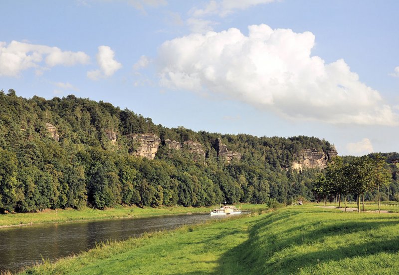 Blick von Rathen ber die Elbe (mit Raddampfer) auf das Elbsandsteingebirge - 02.09.2009