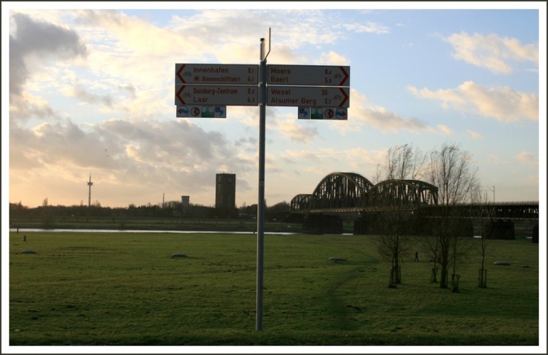 Blick in die Rheinauen bei Duisburg-Beeckerwerth. Rechts ist die Eisenbahnbrcke Haus-Knipp zu sehen. Weiter links der Fernmeldeturm von Moers.
