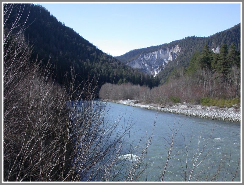 Blick Rheinaufwrts Richtung Westen. (04.03.2007)
Die Rheinschlucht ist am besten mit der RhB erreichbar (Stationen Trin, Versam-Safien, Valendas-Sagogn und Castrisch), zu Fuss, mit dem Kajak oder dem Schlauchboot.