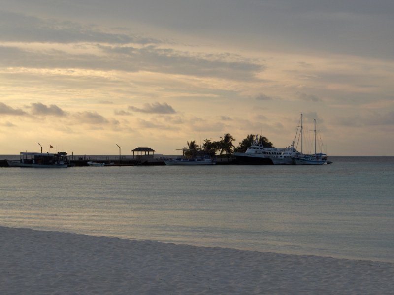 Blick richtung Steg (Jetty) der in der lagune liegt. Dort legen auch die Wasserflugzeuge an. ca. 4x am Tag. Mrz 2006