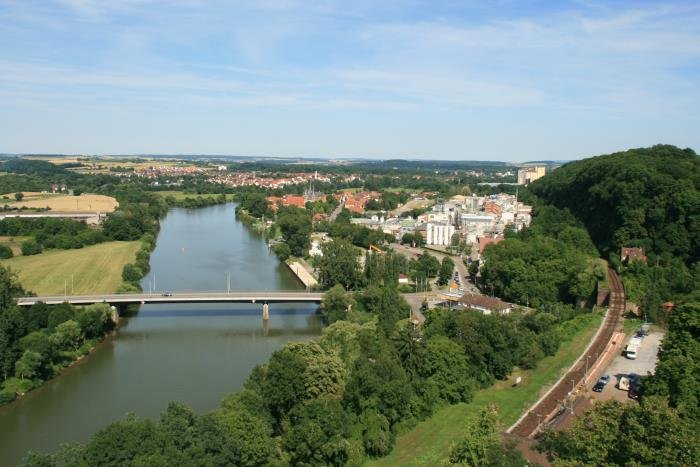 Blick vom Roten Turm in Bad Wimpfen auf den Neckar und Wimpfen im Tal; 05.07.2008