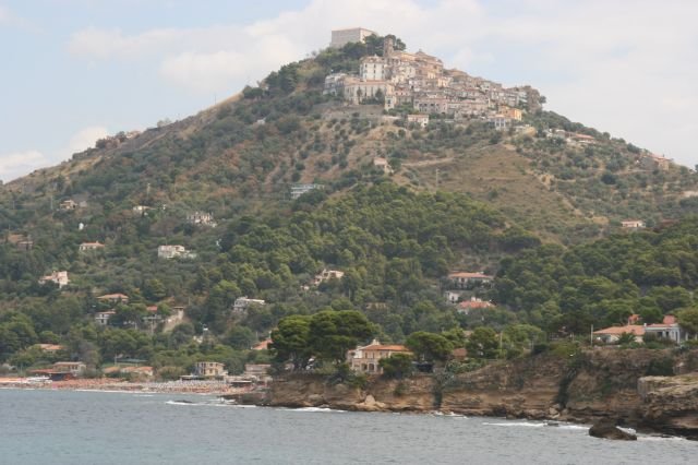 Blick von San Marco auf Castellabate.