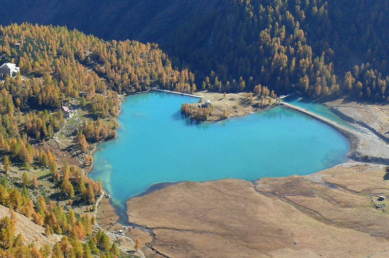 Blick von Sassal Mason (2355m) auf einen etwa 650m tiefer liegenden namenslosen Stausee bei Cavaglia auf der Alp Pal. Hier wird das Wasser aus der Gegend des Pal-Gletschers gefasst und durch einen Druckstollen zu einen Kraftwerk im Puschlav geleitet. 