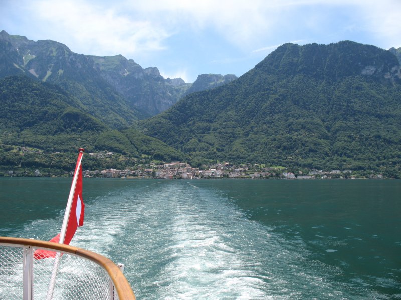 Blick vom Schiff auf Walliser und Savoyer Alpen.
Die Grenze zwischen Schweiz und Frankreich befindet sich mitten im Dorf St.Gingolph.