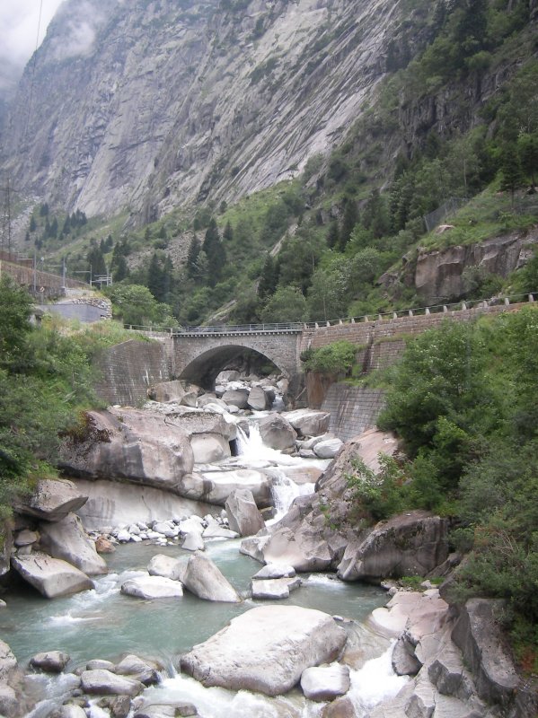 Blick in die Schllenenschlucht aus der Matterhorn Gotthard Bahn auf der Strecke von Andermatt nach Gschenen. 02.08.07