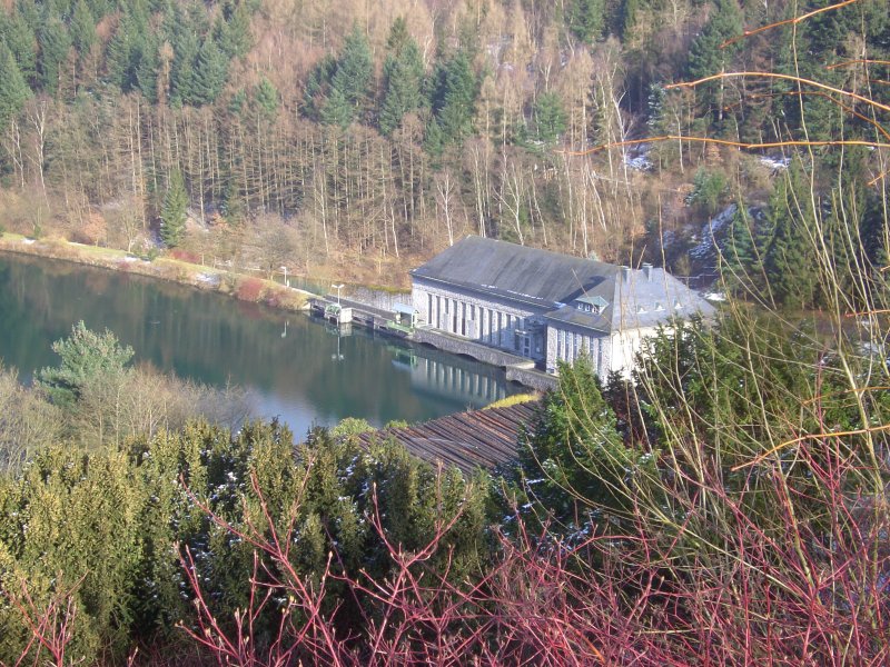 Blick vom Sorpe-Staudamm auf das Wasserkraftwerk.
Aufgenommen am 05.03.2008