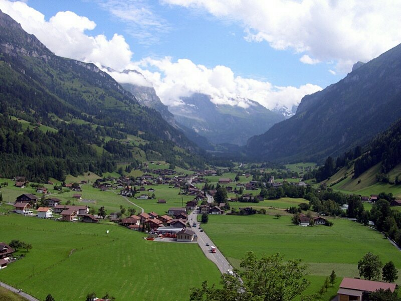 Blick von der Tellenburg bei Frutigen in Richtung Ltschberg. Unten liegt Kandergrund und weiter hinten Blausee und Kandersteg. (12.07.2007)