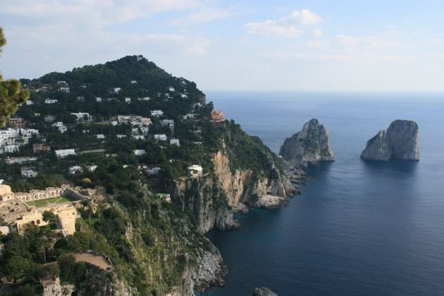 Blick bder die Sdkste der Isola di Capri mit den Faraglioni-Klippen.