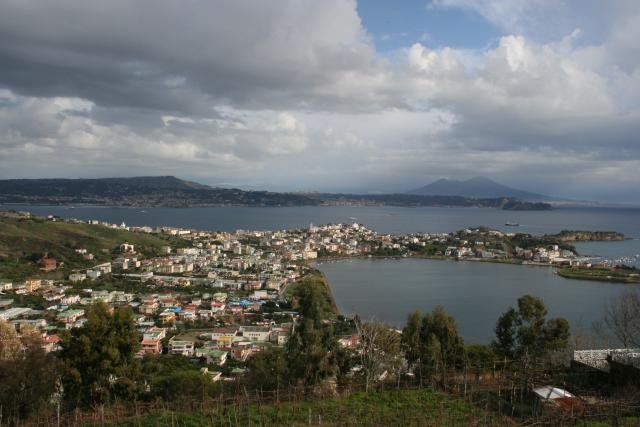 Blick ber Bcoli und dem Golf di Pozzuoli. Im Hintergrund sieht man den Vesuv.