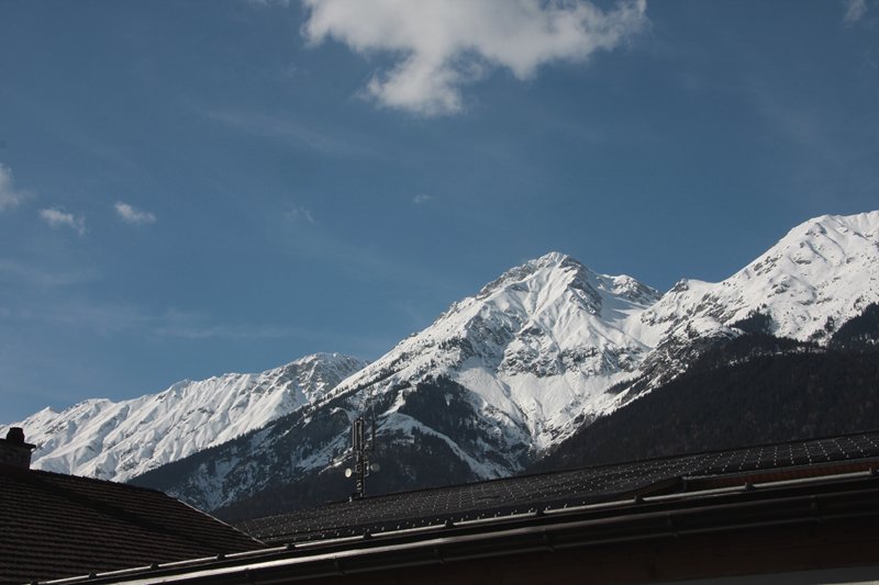 Blick ber die Dcher von Thaur zur Nordkette (16.03.2009)