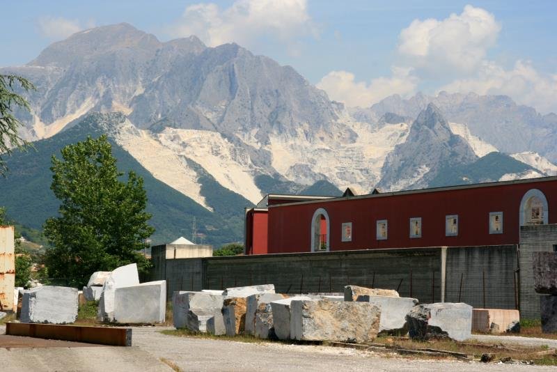 Blick ber ein marmorverarbeitenden Betrieb auf die Marmorbrche von Carrara.