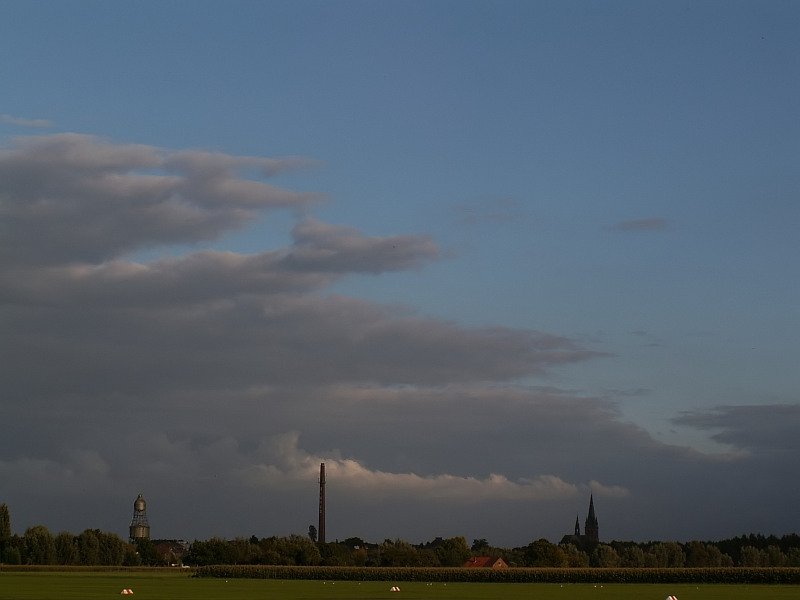 Blick ber den Flugplatz  Niershorst  in Richtung Grefrath-Oedt. Es braut sich etwas zusammen. Das Bild entstand am 11.09.2007 um etwa 18.30h