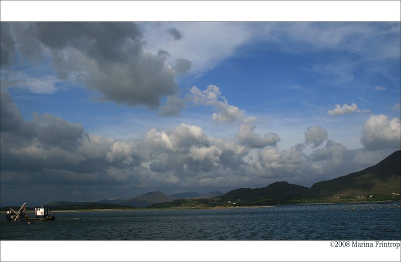 Blick ber den Kenmare auf die Caha-Mountains.