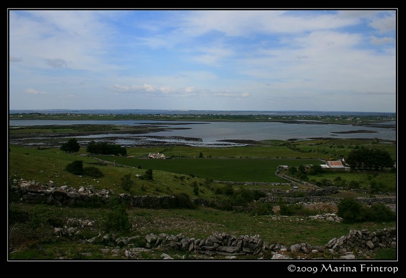 Blick ber die Kste an der Galway Bay im County Clare, Irland.