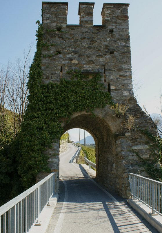 Blick ber die kurze Brcke zum markanten Brckenkopf Seite Leuk
(Sept. 2008)