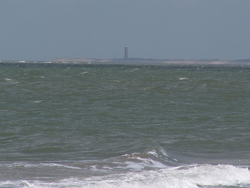 Blick ber die Nordsee in Richtung des Leuchtturms von Ouddorp. Das Foto ist am Strand von Renesse am 07.07.2007 entstanden.