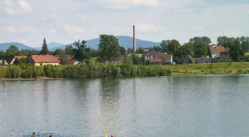 Blick ber den Olbersdorfer See nach Zittau, im Hintergrund der Jested (Jeschken), Sommer 2004