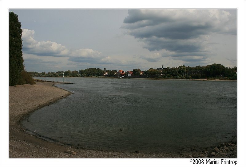 Blick ber den Rhein auf Kaiserswerth (Dsseldorf). Leider lagen die Ruinen der Kaiserpfalz gerade im Schatten der Wolken.