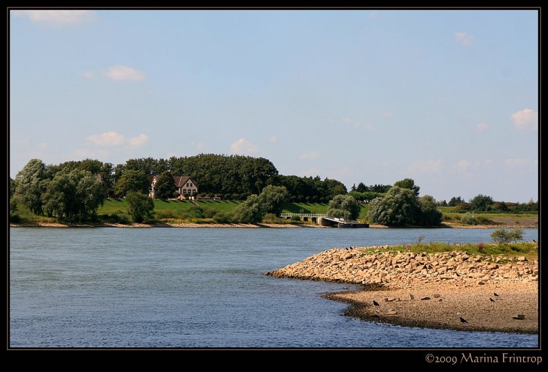 Blick ber den Rhein bei Duisburg-Walsum auf Orsoy (Stadt Rheinberg).