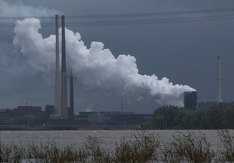 Blick ber den Rhein bei Duisburg-Walsum. Das Wetter war sehr ungemtlich, schwarze Wolken und immer wieder Regenschauer machten eigentlich wenig Lust auf Aktivitten auerhalb geschlossener Rume. Den Kontrast zwischen dem weien Rauch und dem schwarzen Himmel fand ich aber dennoch interessant. Das Foto stammt vom 26.06.2007