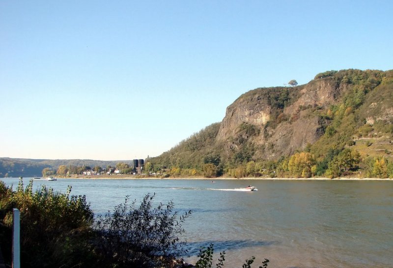 Blick ber den Rhein, sdlich von Remagen Richtung Norden. Rechtsrheinisch die Brckenpfeiler der Eisenbahnbrcke Remagen erkennbar. 09-2003.