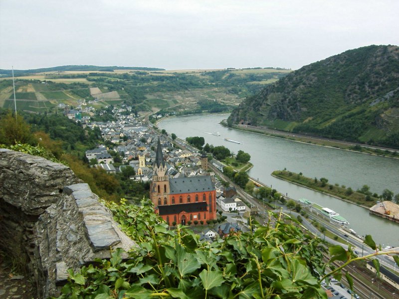 Blick ber das Rheintal und denn Ort Oberwesel von einer Burg aus. Sommer 2005.