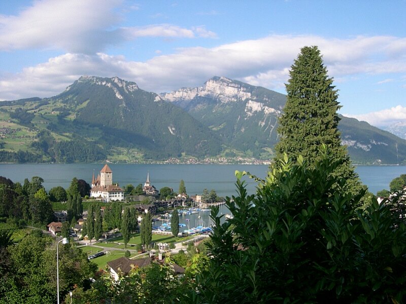 Blick ber Schloss Spiez und Thunsersee zum Sigriswiler Rothorn und Niederhorn am 13.07.2007