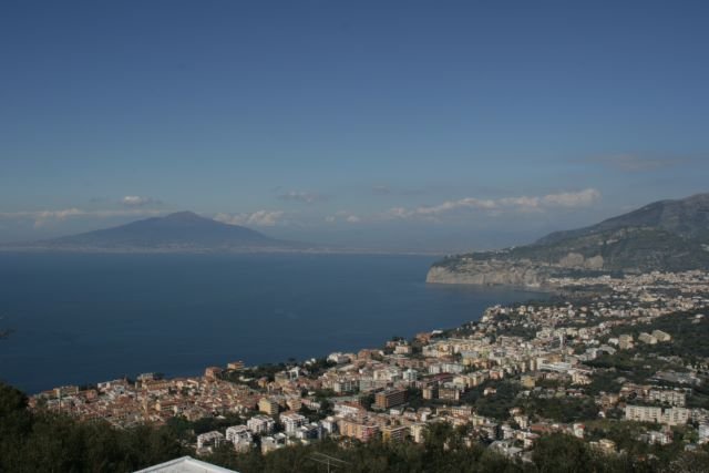 Blick ber Sorrento und dem golv von Neapal zum Vesuv.