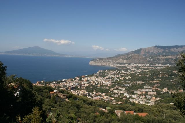 Blick ueber Sorrento zum Vesuv.