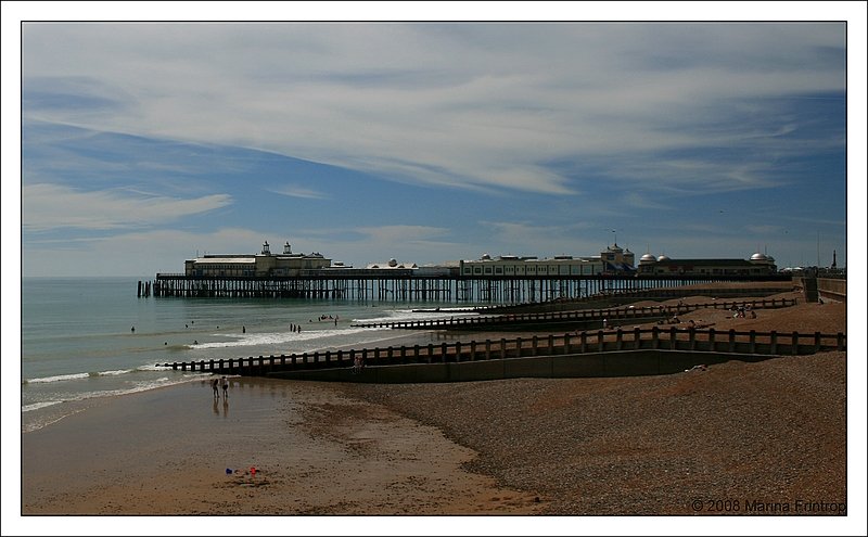 Blick ber den Strand auf den Pier von Hastings, East Sussex - South East England