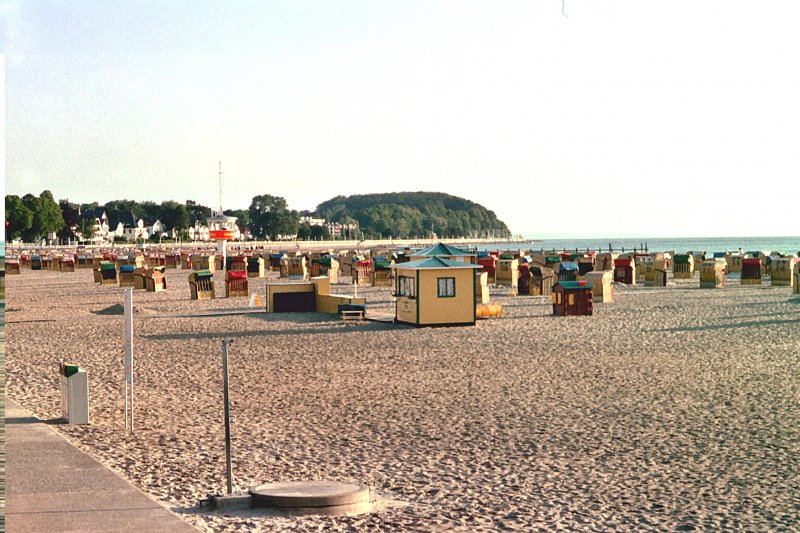 Blick ber den Strand von Travemnde auf die Ostsee - Sommer 2003