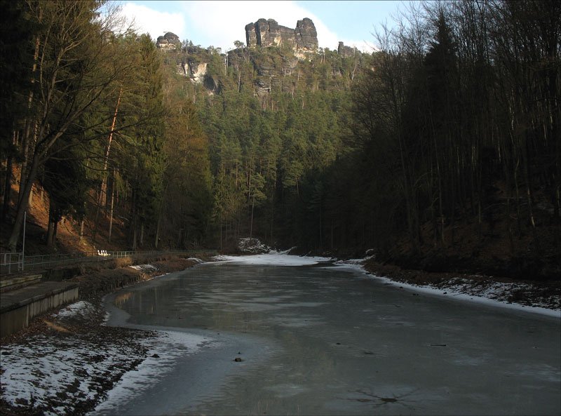 Blick ber den teils mit Eis bedeckten Amselsee zum Sandsteinfelsen  Lokomotive ; im Amselgrund bei Kurort Rathen (Schsiche Schweiz) 15.01.2008
