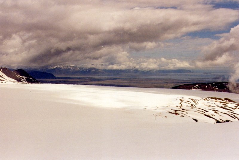 Blick ber den Vatnajkull-Gletscher nach Osten, die Weiterfahrt mit dem Jeep war aus Sicherheitsgrnden im Juni 1997 nicht gestattet, der Vulkan Bardarbunga unter dem Gletscher war am 02.10.1996 ausbrochen, durch die Hitze sind groe Eismengen zu einen 450 m hohen unterirdischen Wassersee geschmolzen, der am 04.11.1996 das Eis an der Sdkste durchbrochen hat. Teilweise ist die Eisdecke eingebrochen, es wurden aber noch groe Hohlrume vermutet, die jederzeit einstrzen knnen.