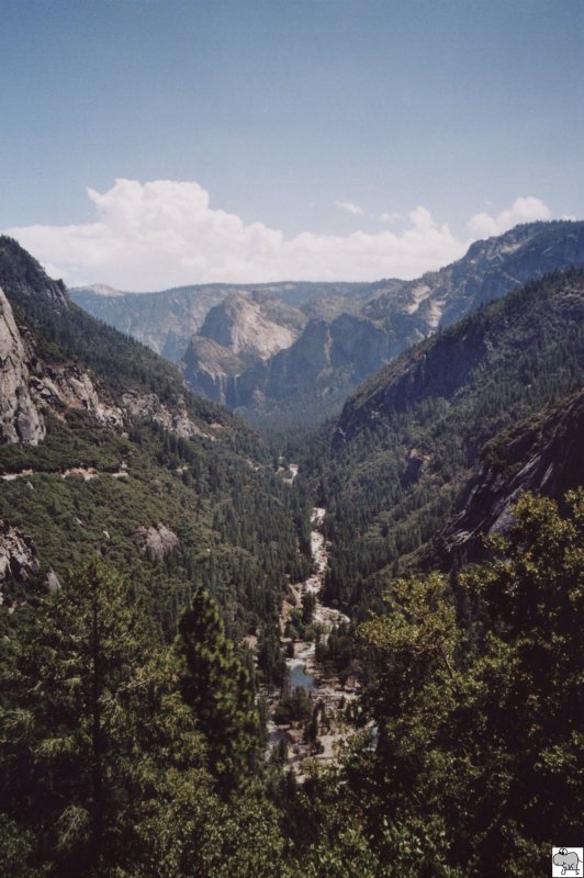 Blick ber den Yosemite Nationalparkes. Im Tal schlngelt sich der Merced River.
Die Aufnahme entstand am 25. Juli 2006.