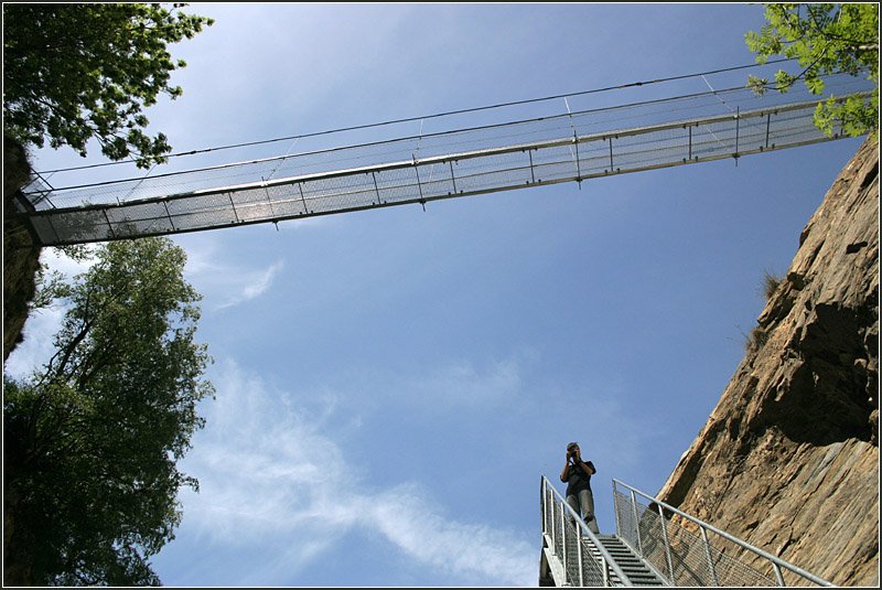 Blick von unten auf die Hngebrcke ber die Jolibachschlucht. 19.05.2008 (Matthias)